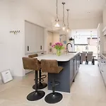 Townhouse By Serviced Χαρογκέιτ