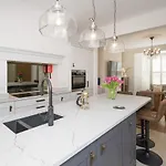 Townhouse By Serviced * Χαρογκέιτ