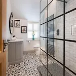 Townhouse By Serviced Χαρογκέιτ